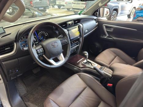 TOYOTA Hilux SW4 2.8 4P SRX 4X4 TURBO DIESEL AUTOMTICO, Foto 9