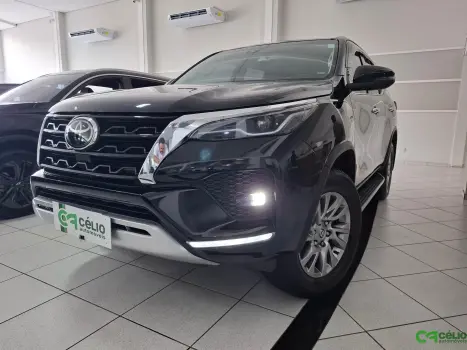 TOYOTA Hilux SW4 2.8 4P SRX 4X4 TURBO DIESEL AUTOM�TICO, Foto 1