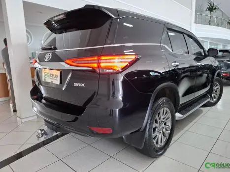 TOYOTA Hilux SW4 2.8 4P SRX 4X4 TURBO DIESEL AUTOM�TICO, Foto 2