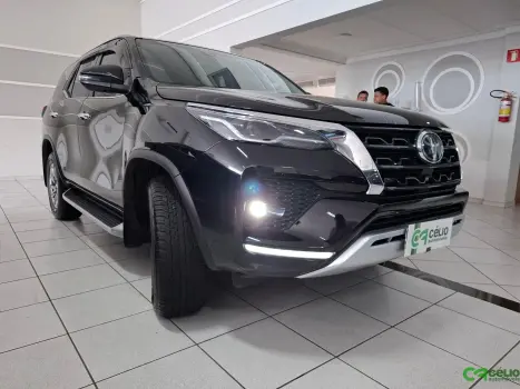 TOYOTA Hilux SW4 2.8 4P SRX 4X4 TURBO DIESEL AUTOM�TICO, Foto 3