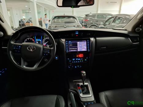 TOYOTA Hilux SW4 2.8 4P SRX 4X4 TURBO DIESEL AUTOM�TICO, Foto 6