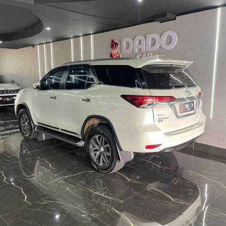 TOYOTA Hilux SW4 2.8 4P SRX 4X4 TURBO DIESEL AUTOM�TICO, Foto 4