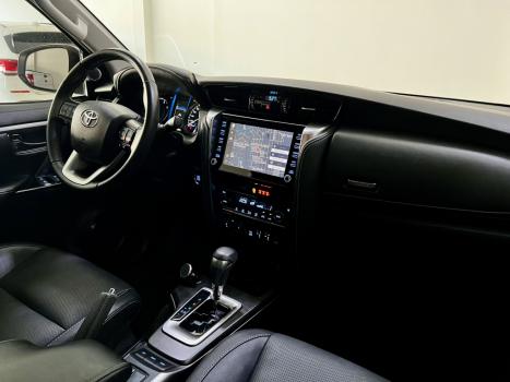 TOYOTA Hilux SW4 2.8 4P SRX 4X4 TURBO DIESEL AUTOM�TICO, Foto 6