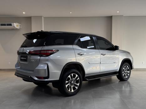 TOYOTA Hilux SW4 2.8 4P SRX 4X4 DIAMOND 7 LUGARES TURBO DIESEL AUTOM�TICO, Foto 3