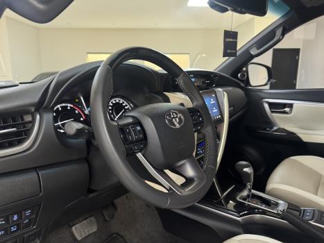 TOYOTA Hilux SW4 2.8 4P SRX 4X4 DIAMOND 7 LUGARES TURBO DIESEL AUTOM�TICO, Foto 5