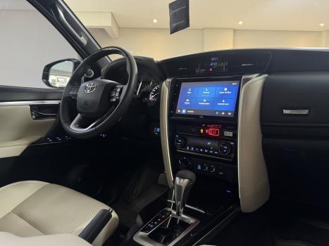 TOYOTA Hilux SW4 2.8 4P SRX 4X4 DIAMOND 7 LUGARES TURBO DIESEL AUTOM�TICO, Foto 6