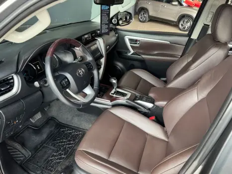 TOYOTA Hilux SW4 2.8 16V 4P SRX 4X4 7 LUGARES TURBO DIESEL AUTOM�TICO, Foto 24