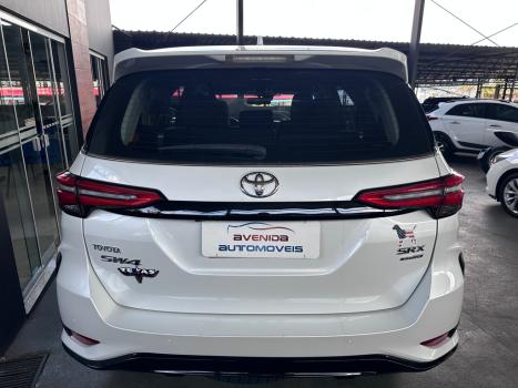 TOYOTA Hilux SW4 2.8 4P SRX 4X4 DIAMOND 7 LUGARES TURBO DIESEL AUTOM�TICO, Foto 4