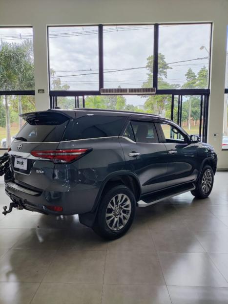 TOYOTA Hilux SW4 2.8 16V 4P SRX 4X4 7 LUGARES TURBO DIESEL AUTOM�TICO, Foto 3