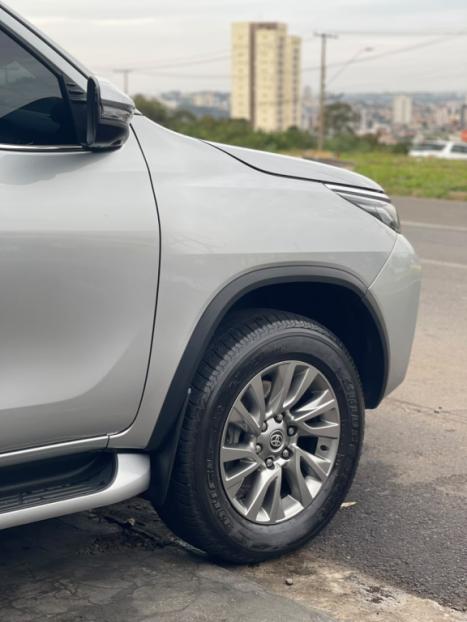TOYOTA Hilux SW4 2.8 4P SRX 4X4 TURBO DIESEL AUTOM�TICO, Foto 9