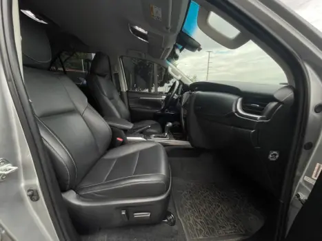 TOYOTA Hilux SW4 2.8 4P SRX 4X4 TURBO DIESEL AUTOM�TICO, Foto 19