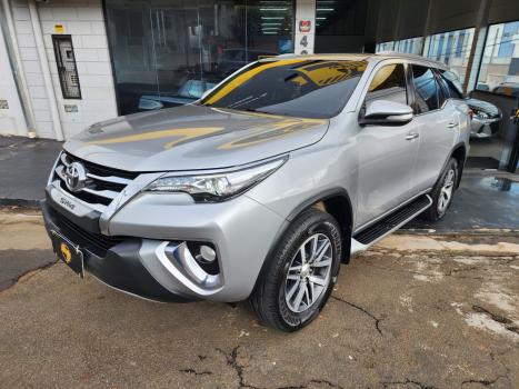 TOYOTA Hilux SW4 2.8 4P SRX 4X4 TURBO DIESEL AUTOM�TICO, Foto 2