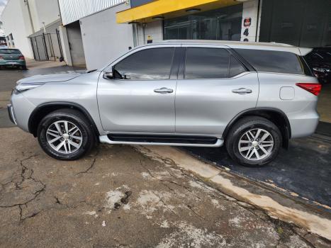 TOYOTA Hilux SW4 2.8 4P SRX 4X4 TURBO DIESEL AUTOM�TICO, Foto 3