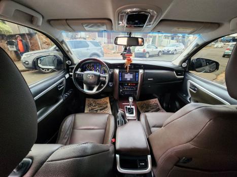 TOYOTA Hilux SW4 2.8 4P SRX 4X4 TURBO DIESEL AUTOM�TICO, Foto 12