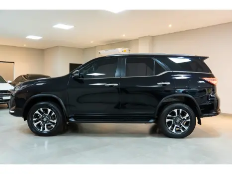 TOYOTA Hilux SW4 2.8 4P SRX 4X4 DIAMOND 7 LUGARES TURBO DIESEL AUTOM�TICO, Foto 3