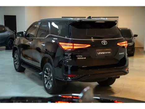 TOYOTA Hilux SW4 2.8 4P SRX 4X4 DIAMOND 7 LUGARES TURBO DIESEL AUTOM�TICO, Foto 4