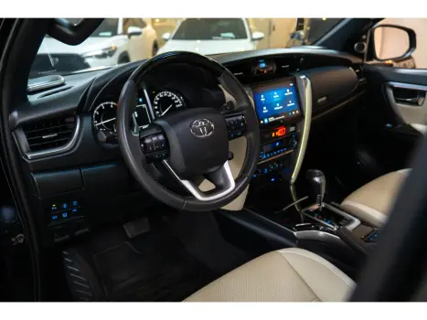 TOYOTA Hilux SW4 2.8 4P SRX 4X4 DIAMOND 7 LUGARES TURBO DIESEL AUTOM�TICO, Foto 5