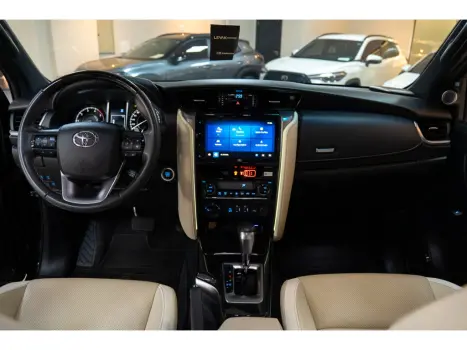 TOYOTA Hilux SW4 2.8 4P SRX 4X4 DIAMOND 7 LUGARES TURBO DIESEL AUTOM�TICO, Foto 6