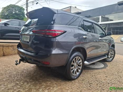 TOYOTA Hilux SW4 2.8 4P SRX 4X4 TURBO DIESEL AUTOM�TICO, Foto 11