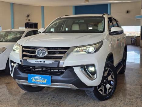TOYOTA Hilux SW4 2.8 4P SRX 4X4 DIAMOND 7 LUGARES TURBO DIESEL AUTOM�TICO, Foto 1