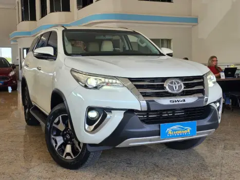 TOYOTA Hilux SW4 2.8 4P SRX 4X4 DIAMOND 7 LUGARES TURBO DIESEL AUTOM�TICO, Foto 2