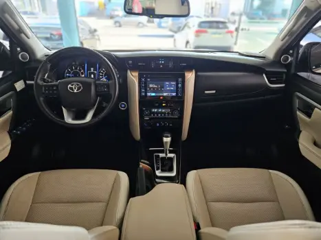 TOYOTA Hilux SW4 2.8 4P SRX 4X4 DIAMOND 7 LUGARES TURBO DIESEL AUTOM�TICO, Foto 6