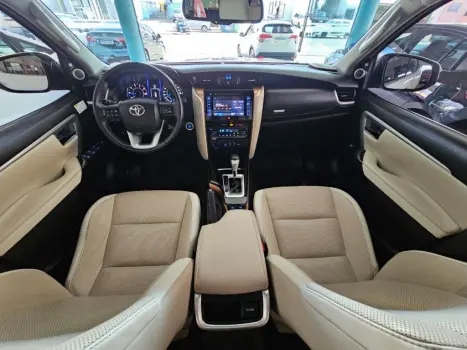 TOYOTA Hilux SW4 2.8 4P SRX 4X4 DIAMOND 7 LUGARES TURBO DIESEL AUTOM�TICO, Foto 7