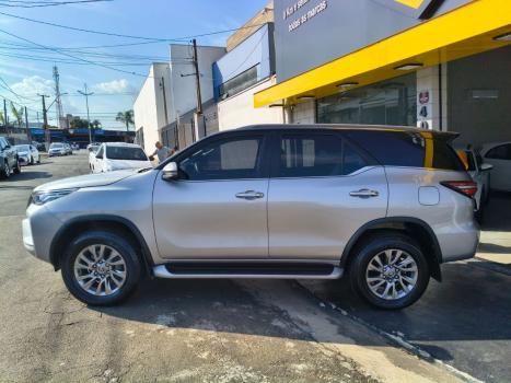 TOYOTA Hilux SW4 2.8 16V 4P SRX 4X4 7 LUGARES TURBO DIESEL AUTOMÁTICO, Foto 3