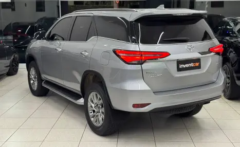 TOYOTA Hilux SW4 2.8 16V 4P SRX 4X4 7 LUGARES TURBO DIESEL AUTOMÁTICO, Foto 3