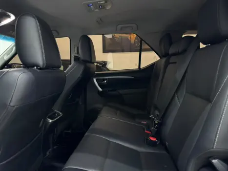 TOYOTA Hilux SW4 2.8 16V 4P SRX 4X4 7 LUGARES TURBO DIESEL AUTOMÁTICO, Foto 11