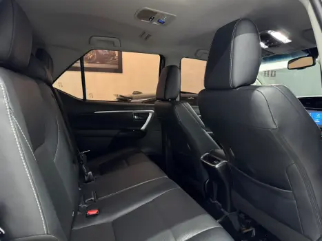 TOYOTA Hilux SW4 2.8 16V 4P SRX 4X4 7 LUGARES TURBO DIESEL AUTOMÁTICO, Foto 12