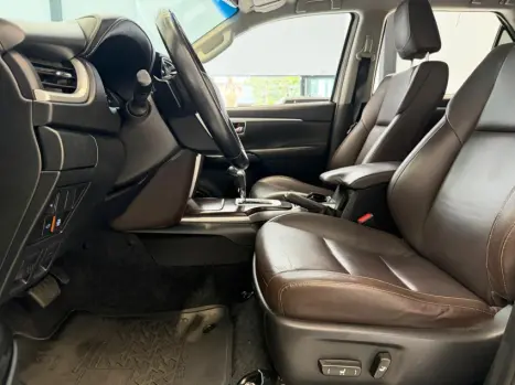 TOYOTA Hilux SW4 2.8 16V 4P SRX 4X4 7 LUGARES TURBO DIESEL AUTOMÁTICO, Foto 12