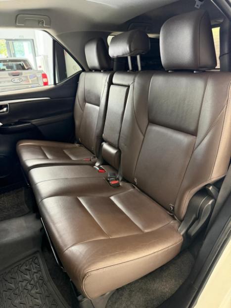 TOYOTA Hilux SW4 2.8 16V 4P SRX 4X4 7 LUGARES TURBO DIESEL AUTOMÁTICO, Foto 17