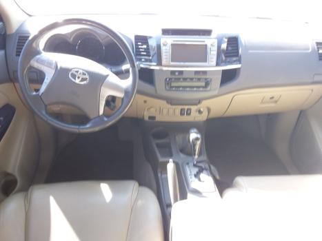 TOYOTA Hilux SW4 3.0 16V 4P SRV 4X4 7 LUGARES TURBO DIESEL AUTOM�TICO, Foto 4