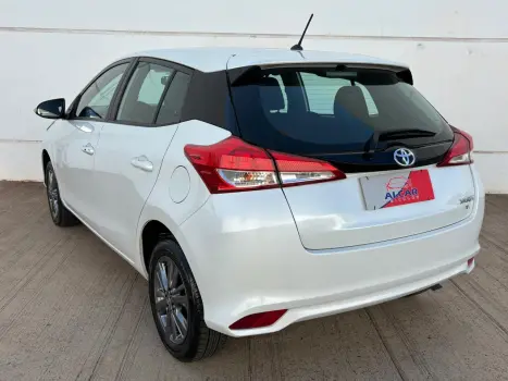 TOYOTA Yaris Hatch 1.3 16V 4P FLEX XL PLUS TECH MULTIDRIVE AUTOMTICO CVT, Foto 4