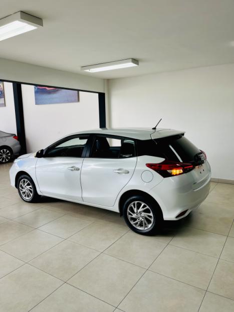TOYOTA Yaris Hatch 1.5 16V 4P FLEX XS MULTIDRIVE AUTOMTICO CVT, Foto 4