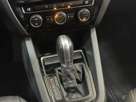 VOLKSWAGEN Jetta 2.0 4P TSI HIGHLINE 211 CV AUTOM�TICO, Foto 9