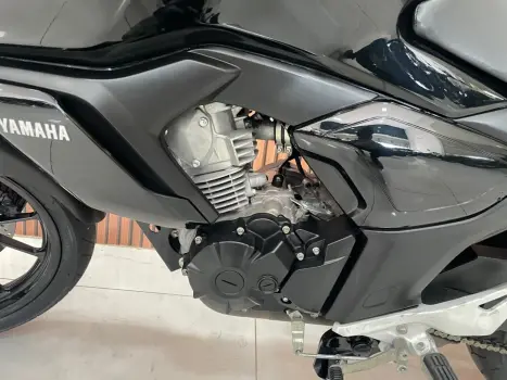 YAMAHA FZ 15 Fazer ABS, Foto 12