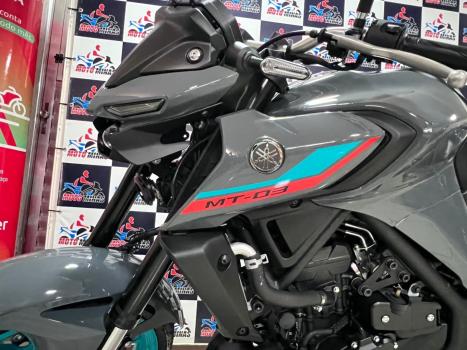 YAMAHA MT-03 300 , Foto 3