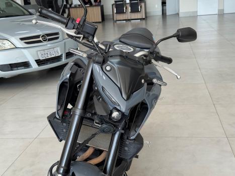 YAMAHA MT-03 300 ABS, Foto 3