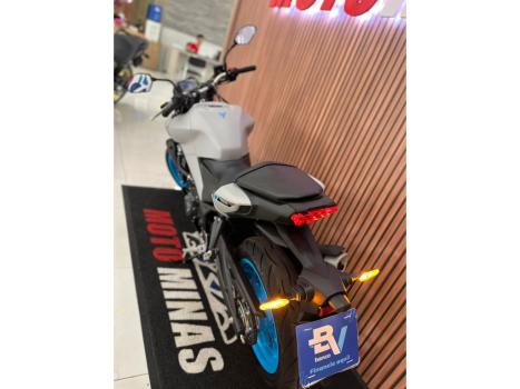 YAMAHA MT-03 300 ABS, Foto 3