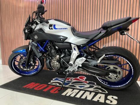 YAMAHA MT-07 700 , Foto 3