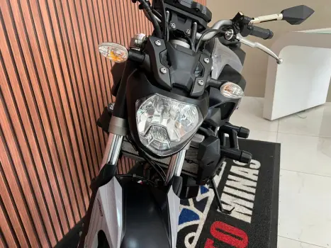 YAMAHA MT-07 700 ABS, Foto 8