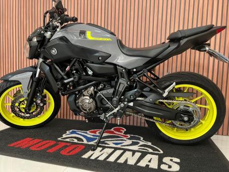 YAMAHA MT-07 700 ABS, Foto 2
