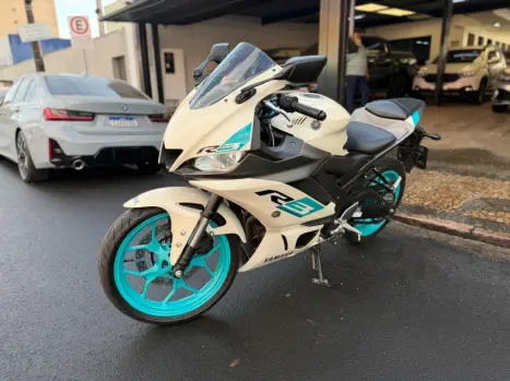 YAMAHA YZF R3 320 ABS, Foto 1