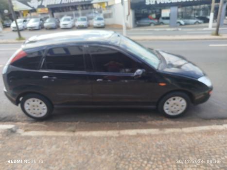 FORD Focus Hatch 1.8 16V 4P, Foto 4