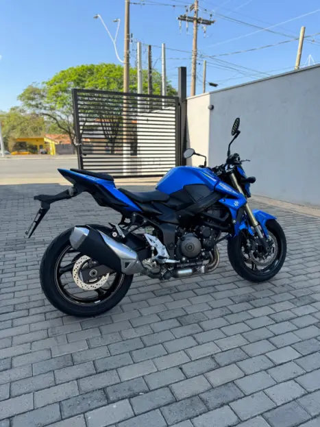 SUZUKI GSR 750 , Foto 13