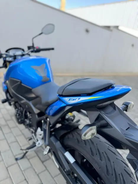 SUZUKI GSR 750 , Foto 11