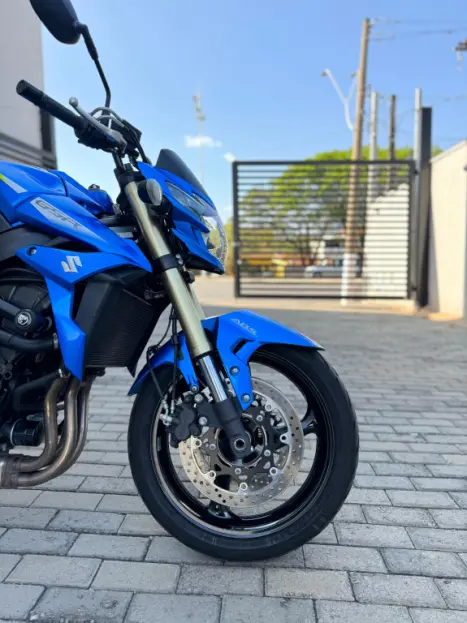 SUZUKI GSR 750 , Foto 10