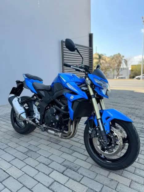 SUZUKI GSR 750 , Foto 9